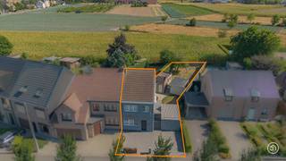 PLAN JOUW BEZOEK: calendly.com/julimmo/molendreef<br /><br />In Sint-Amands vinden we deze charmante halfopen bebouwing terug op een bijzonder rustige en landelijke locatie. De woning vormt een ideale combinatie van ruimte, groen en rust.<br /><br />Via de inkomhal bereiken we de leefruimte. Aansluitend bevindt zich de keuken, die op haar beurt toegang geeft tot de badkamer. De praktische indeling zorgt ervoor dat alle leefruimtes mooi met elkaar verbonden zijn.<br /><br />Op de eerste verdieping bevinden zich twee volwaardige slaapkamers. Via een vaste trap bereiken we vervolgens de ruime zolderverdieping. Deze ruimte biedt heel wat mogelijkheden en kan perfect ingericht worden als extra slaapkamer, hobbyruimte of bureauruimte.<br /><br />Een absolute troef van deze eigendom zijn de prachtige vergezichten. Vooraan kijk je uit over de velden met daarachter de dijk, terwijl je achteraan geniet van een open zicht op de omliggende maisvelden. De mooie tuin vormt hierbij een aangename buitenruimte, met als blikvanger een grote appelboom die zorgt voor extra charme.<br /><br />Verder beschikt de woning over een praktische kelder en een afzonderlijke garage, wat zorgt voor voldoende bergruimte en parkeermogelijkheden.<br /><br />Ben je op zoek naar een woning in een groene, rustige omgeving?<br />Contacteer ons gerust via bryann@julimmo.be of 0492 86 51 03.