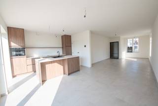 Zeer kindvriendelijke buurt: doodlopende straat naast het centrum.<br /><br />Op het gelijkvloers is de woning voorzien van een inkomhal met een apart gastentoilet, een ruime leefruimte die overgaat in de open keuken. Verder beschikt deze woning over bureauruimte en een handige garage / wasplaats.<br /><br />De eerste verdieping biedt een nachthal die toegang geeft tot vier ruime slaapkamers, een volledig ingerichte badkamer en een apart toilet. Vaste trap naar een royale zolderruimte die gebruikt kan worden als multifunctionele ruimte (met technische berging).<br /><br />Deze woning is kwalitatief afgewerkt als kijkwoning. Centrum van het bruisende Waregem op wandel- en fietsafstand (Park Casier, winkels, scholen en horeca). De autosnelweg is zeer bereikbaar (5min) en het station ligt op fietsafstand. <br /><br />Mail voor een bezoekje en gedetailleerde info naar kristoff@immoroba.be