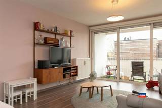 <p><span>HOBOKEN | RESIDENTIE ODIN | INSTAPKLAAR APPARTEMENT MET TWEE SLAAPKAMERS, TERRAS EN AUTOSTAANPLAATS | EPC A | </span></p><p><span>Indeling als volgt: inkomhal - leefruimte met open, volledig geïnstalleerde keuken - zonnig terras - wasplaats/bergplaats - toilet - moderne badkamer met inloopdouche en dubbel lavabomeubel - twee slaapkamers.</span></p><p><span>Extra informatie:</span></p><ul><li><span>EPC A</span></li><li><span>Bouwjaar: 2011</span></li><li><span>Nieuwe condensatieketel</span></li></ul><ul><li><span>Elektriciteit conform het AREI</span></li><li><span>Aparte meters voor elektriciteit, gas en water</span></li></ul><ul><li><span>Privatieve kelderberging &amp; ondergrondse autostaanplaats inbegrepen!</span></li><li><span>Dit energiezuinig en uitstekend onderhouden appartement is gelegen op de tweede verdieping van een recent gebouw met lift. </span></li></ul><ul><li><span>Het pand is zeer gunstig gelegen op wandelafstand van openbaar vervoer, winkels en scholen.</span></li></ul><p><span> </span></p><p><span> </span></p>