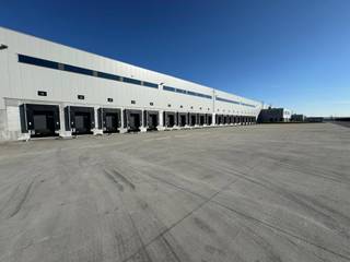 Logistiek gebouw te huur in Zeebrugge. Het gebouw beschikt over een magazijn van 7.332 m² in combinatie met 330 m² instapklare kantoorruimte. De...