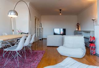 <p>Dit instapklaar en kraaknet onderhouden appartement is gelegen op de vierde verdieping van een verzorgd gebouw met lift. Vanop het terras achteraan genieten we van een mooi zicht over de Kruidtuin en de grote raampartijen laten de living en keuken baden in stralend zonlicht. Het riant leefgedeelte biedt meer dan voldoende plaats om een ruime zithoek en een sfeervolle eetkamer te installeren met daarnaast een volledig ingerichte keuken. Op de inkomhal vinden we een grote vestiaire en het gastentoilet. Aan de achterzijde van het appartement vinden we 3 volwaardige slaapkamers en de badkamer. Een ideaal appartement voor iedereen die graag midden in het centrum wil gaan wonen, winkels van allerlei aard vlakbij wensen en openbaar vervoer als een extra voordeel appreciëren. De mogelijkheid tot aankoop van een ondergrondse staanplaats (+25.000 EURO) maakt dit appartement compleet.</p>
<p>Plannen en documentatie te vinden op www.reds.be. Voor meer informatie of een bezichtiging, neem gerust contact op met Daniël via mail (daniel@reds.be) of telefoon (0475.25.30.64). Dat mag trouwens ook ’s avonds of in het weekend!</p>