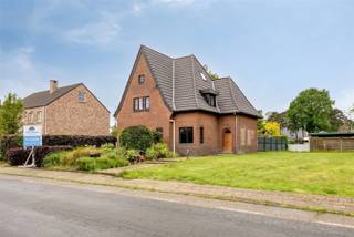 FOR SALE: Spacious house with 4 bedrooms in Houthalen!This spacious family home in Houthalen offers many possibilities and combines updated spaces...