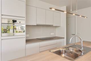 Cet appartement récent, situé dans une petite copropriété, allie une localisation centrale à un confort moderne. À distance de marche du centre et de toutes les commodités, il constitue un excellent choix tant pour un premier achat que pour un investissement rentable.Disposition :Séjour lumineux avec cuisine ouverte entièrement équipée (36,14 m²) et accès direct à une terrasse orientée plein sud (6,65 m²) avec store solaire.L’appartement comprend également 2 chambres (11,60 m² et 7,89 m²), une salle de bains avec douche et baignoire, un espace de rangement pratique ainsi qu’un WC séparé.Emplacement de parking en sous-sol (n°10) à acquérir pour €22.000.Atouts:- Chaudière à gaz à condensation (2021)- Installation électrique conforme- Actuellement loué à 1.190 €/mois (charges communes incluses)- Excellente performance énergétique (PEB A)- Charges communes: ± 118 €/mois- Moustiquaires installéesIntéressé(e) ? Contactez-nous via info@structura.be ou au 02 460 80 46 – nous organisons volontiers une visite.