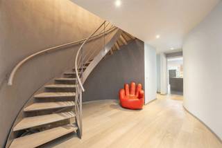 <p><span>UNIEK EN JONG DUPLEX APPARTEMENT</span></p><p><span>TOPLOCATIE </span></p><p><span>AAN HET STADSPARK</span></p><p><span> </span></p><p><span>Ontdek dit uitzonderlijke duplex appartement van 260 m² op het </span><span>1e en 2e Verdiep</span><span>, met een indrukwekkend West-georiënteerd terras van wel 100m²,</span></p><p><span>hier kunt u zich terugtrekken en genieten van de hoogwaardige afwerking, buitengewoon comfort en een uitzonderlijke buitenruimte.</span></p><p><span> </span></p><p><span>Een brede straat, eveneens toplocatie aan het vernieuwde Stadspark van Antwerpen perfect voor wie ruimte, luxe en rust zoekt. </span></p><p><span> </span></p><p><span>1</span><span><sup>e</sup></span><span> Verdiep</span></p><p><span>Riante inkomhal 30m² met statige trappenhal, </span><span>vestiaire ruimte, Gastentoilet + handenwasser.</span></p><p><span> </span></p><p><span>Luxe Leef-Eetkeuken 33m² (BULTHAUP) </span><span>met kookeiland, voorzien van alle comfort.</span></p><p><span>Toestellen MIELE &amp; ATAG:</span></p><p><span>- Hoge Druk Stoom Oven</span></p><p><span>- Combi-Oven</span></p><p><span>- Koelkast + 2x Diepvries (x 3 Vriesladen)</span></p><p><span>- 4-Pits inductievuur</span></p><p><span>- Vaatwasser</span></p><p><span> </span></p><p><span>Woonkamer 64m² </span><span>op parket met Panoramisch zicht op het Stadspark.</span></p><p><span> </span></p><p><span> </span></p><p><span>2</span><span><sup>e</sup></span><span> Verdiep</span></p><p><span>Inkom 2 / nachthal op parket, </span><span>met aparte WC.</span></p><p><span>Berging/Waskamer 8m² </span><span>op ker. tegel, serverbox, aansl. Was- en droogkast, tech. ruimte.</span></p><p><span> </span></p><p><span>Het Master gedeelte:</span></p><p><span>+ Badkamer 10m² </span><span>op ker. tegel,</span><span> </span><span>inloop regendouche, WC, handdoek droger en dubbel lavabo meubel.</span></p><p><span>+ Slaapkamer 50m²</span><span> op parket, tv-aansluiting en Airco.</span></p><p><span> </span></p><p><span>2 Slaapkamers 16m² + 16m² op parket met ensuite terras.</span></p><p><span>2e Badkamer voll. tegel, </span><span>met bad-douche combinatie, handdoek droger en enkel lavabomeubel.</span></p><p><span> </span></p><p><span> </span></p><p><span>Privé Kelder 5m² en Gem. fietsenberging.</span></p><p><span> </span></p><p><span>Een ware Parel met Panoramisch zicht op het Stadspark</span></p><p><span>Exclusief Terras 100m² ideaal voor zonsondergangen en entertainment.</span></p><p><span> </span></p><p><span>Troeven</span></p><p><span>+ Bouwjaar 2010</span></p><p><span>+ Brede straat, veel openbare parking</span></p><p><span>+ 2x Gepantserde toegangsdeur (1e en 2e Verdiep)</span></p><p><span>+ CV op Gas, Vaillant '2021'</span></p><p><span>+ Video-parlofoon</span></p><p><span>+ Elektrische Rolluiken achteraan</span></p><p><span>+ Airco Woonkamer, Keuken en Master SLK (SANYO)</span></p><p><span>+ Kraanwerk Dornbracht &amp; Hans Gröhe</span></p><p><span>+ Centrale Toplocatie nabij, gezellige Restaurants, winkels, ...</span></p><p><span>+ LIFT op beide verdiepen van Duplex</span></p><p><span>+ Panoramisch Zicht op Stadspark</span></p><p><span>+ Terras Ca. 100M² (West)</span></p>