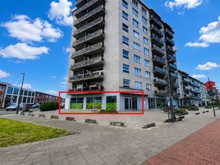 <p><span>Ruim handelspand van 347 m² met uitstekende zichtbaarheid</span></p><p><span>Op de Ruggeveldlaan bevindt zich dit ruime handelspand met een totale oppervlakte van </span><span>347 m²</span><span>. Dankzij de brede gevel en grote raampartijen geniet het pand van veel zichtbaarheid en natuurlijke lichtinval.</span></p><p><span>De open indeling biedt verschillende mogelijkheden en kan ingericht worden volgens de noden van de nieuwe huurder. Het pand dient verder afgewerkt te worden, waardoor het volledig naar eigen concept en stijl kan worden ingericht.</span></p><p><span>Geschikt voor verschillende commerciële activiteiten zoals winkelruimte, showroom, kantoor of praktijkruimte.</span></p><p><span>Troeven:</span><span><br /><br /></span></p><p><span>347 m² oppervlakte</span></p><p><span><br />Brede gevel met veel visibiliteit</span></p><p><span><br />Grote open ruimte</span></p><p><span><br />Flexibele inrichting mogelijk</span></p><p><span><br />Goede bereikbaarheid</span></p><p><span> </span></p><p><span>Interesse?<br />Contacteer ons via michael@vastpuntgoed.be of bel ons via het nummer 0476/40.86.76 voor meer info of een bezoek in te plannen.</span></p><p><span> </span></p>