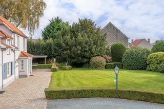 <h3>Prachtig landhuis met authentieke elementen en zuidgerichte tuin nabij centrum Itterbeek</h3>
<p>Op een rustige en groene locatie, op wandelafstand van het centrum van Itterbeek, bevindt zich deze mooie eigendom op een perceel van 9a 60ca — een charmante villa in landelijke stijl en een prachtig aangelegde tuin die rust en privacy uitstraalt.</p>
<p>Bij aankomst word je verwelkomd door een ruime oprit met automatische poort en voldoende parkeergelegenheid voor meerdere wagens.<br />Binnenin geniet je van een lichte leefruimte met gezellige houtkachel, parketvloer en een mooi zicht op de tuin, terwijl de ingerichte keuken aansluit bij de aangename eetplaats. De woning straalt warmte en karakter uit dankzij haar authentieke details en verzorgde afwerking.<br />Vanuit de leefruimte heb je toegang tot een overdekt terras. De tuin is zuid georiënteerd en omgeven door groen, én biedt volledige privacy. Verder zijn er een praktische berging en garage geschikt voor één wagen aanwezig.</p>
<p>Op de eerste verdieping vind je twee ruime slaapkamers, twee badkamers en een grote nachthal met vide, perfect inrichtbaar als bureauruimte, wat een extra gevoel van ruimte en licht creëert. Daarnaast beschikt de woning over een wijnkelder en stockagezolder, wat bijdraagt aan het praktische comfort.<br /><br />De eigendom werd doorheen de jaren zorgvuldig onderhouden en vernieuwd (crépi 2010, …).</p>
<p>Dit landhuis met karakter biedt de perfecte combinatie van rust, groen en een centrale ligging — een unieke opportuniteit voor wie houdt van authenticiteit en landelijke charme, zonder in te boeten aan bereikbaarheid.<br /><br />EPC 574 kWh/(m²jaar) - label F<br />Elektriciteit niet conform</p>