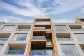 Op zoek naar een instapklaar appartement op een aantrekkelijke ligging in Kortrijk? Dit verzorgd 2-slaapkamerappartement in residentie Kaskade combineert hedendaags wooncomfort met een prachtig zicht op de Leie.<br />Het appartement werd volledig geschilderd en is voorzien van gordijnen en lichtarmaturen, waardoor u meteen uw intrek kunt nemen. <br /><br />De lichtrijke leefruimte geeft uit op het terras waar u in alle rust van het uitzicht kunt genieten. Het terras beschikt bovendien over een vliegraam en een praktische terrasberging. <br />In de leefruimte, nachthal en slaapkamers werd parket voorzien, wat zorgt voor een warme en verzorgde uitstraling. <br /><br />De open keuken is uitgerust met een ingebouwde koelkast, vaatwasser, oven en microgolfoven. Verder beschikt het appartement over een badkamer met inloopdouche en lavabomeubel, een afzonderlijk toilet en een praktische wasberging.<br />Een ondergrondse parkeerplaats is inbegrepen en je kan gebruikmaken van de gemeenschappelijke fietsstalling.<br /><br />Bovenop de huurprijs: € 75/maand provisie syndickosten.<br /><br /><br />Waarom dit appartement overwegen?<br /><br />✔ Zicht op de Leie<br />✔ Volledig geschilderd<br />✔ Gordijnen en lichtarmaturen aanwezig<br />✔ Parket in leefruimte en slaapkamers<br />✔ Afzonderlijk toilet<br />✔ Terras met berging<br />✔ Ondergrondse parkeerplaats inbegrepen<br />✔ Gemeenschappelijke fietsstalling<br /><br />Een instapklaar appartement op een toplocatie langs de Leie, klaar voor zijn nieuwe huurder.<br /><br />Geïnteresseerd? Vul eenvoudig het contactformulier in en we nemen spoedig contact op.