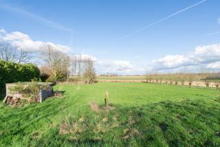 Bent u op zoek naar een uniek en karaktervol huis dat rust, natuur, en adembenemende vergezichten combineert met een ideale ligging? Dit authentieke molenhuis, gelegen op een uitgestrekt perceel van 6.730m², biedt u precies dat. Slechts 13 km van de Brusselse ring, vindt u hier een oase van rust en charme midden in het schilderachtige Pajottenland.<br /><br />Deze woning biedt een uitzonderlijk ruim en comfortabel leefklimaat. Met 4 slaapkamers, 2 badkamers, en een zeer ruime leefruimte, is er voldoende plek voor het hele gezin. Het vernieuwde bureau biedt ruimte om comfortabel te werken, perfect voor thuiswerken of studeren. De keuken is in juni 2023 volledig vernieuwd en voorzien van moderne apparatuur. De voormalige stal werd volledig gerenoveerd en omgebouwd tot een uniek zaaltje/atelier, met behoud van originele elementen en een eigen ingang. Ideaal voor creatieve bezigheden of het ontvangen van gasten – het biedt plaats aan maar liefst 20 personen en beschikt over een eigen toilet.<br />De natuurtuin, vol streekeigen bomen en struiken, is een waar natuurjuweel. Geniet van de ruime natuurlijke zwemvijver, het gezellige tuinhuis met buitenkeuken, en de verschillende terrassen en zithoekjes.<br /><br />Achteraan het perceel bevindt zich een ruime parking met laadmogelijkheden voor maar liefst 6 wagens, volledig afgesloten van de rijweg, zodat u in alle veiligheid en privacy kunt parkeren.