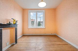 Charmante te renoveren woning met 3 slaapkamers en tal van mogelijkheden te Oostende <br /><br />Ontdek deze ruime te renoveren gezinswoning in de rustige en centraal gelegen Noord-Edestraat 38 in Oostende. Deze woning biedt een solide basis en is ideaal voor wie op zoek is naar een project met potentieel. Dankzij de drie volwaardige slaapkamers, de aangename indeling en de vele uitbreidingsmogelijkheden kan dit huis omgetoverd worden tot een moderne, comfortabele thuis.<br /><br />Binnenin geniet je van lichte leefruimtes en een structuur die uitnodigt tot creatief herinrichten. Denk aan een open leefruimte, extra badkamer, hobbyruimte of thuiskantoor – de mogelijkheden zijn eindeloos. De woning beschikt bovendien over een zonnige buitenruimte die perfect is voor een gezellig stadstuintje of een knusse patio.<br /><br />Gelegen op wandelafstand van winkels, scholen, openbaar vervoer en de kust, is dit de ideale uitvalsbasis voor wie houdt van het bruisende stadsleven maar toch graag rustig woont.<br /><br />Ben jij klaar om je eigen stempel te drukken op deze woning met karakter?<br /><br />Grijp deze unieke kans en laat je inspireren door de mogelijkheden die deze woningen te bieden heeft.