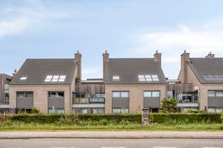 Gelegen op de rand van het centrum en vlakbij de mooie natuur rond de Nete.Vraagprijs voor het appartement is 298.000 euro; de staanplaats en berging...