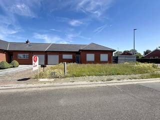 Recent opgefriste bungalowwoning te huur te Ename! Deze woning beschikt over 3 slaapkamers, ruime tuin met tuinhuis, inpandige garage en een ruime zolder!<br /><br />De woning bestaat uit:<br />Inkomhal - Gastentoilet - Leefruimte - Keuken - Veranda - Slaapkamer 1 - Slaapkamer 2 - Slaapkamer 3 - Ruime Badkamer - Zolder - Garage - Tuin - Tuinhuis.<br /><br />De snelste manier om een bezoek te brengen aan deze woning? Vraag je bezoek aan via de rode knop op onze website (www.dewaele.com) en je wordt gecontacteerd door één van onze verhuurexperts. Telefonisch kunnen er geen afspraken gemaakt worden. Bij andere vragen kun je ons telefonisch contacteren via 056 24 05 84.