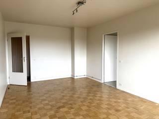 Appartement op de 4de verdieping met inkomhal met 3 deurs-vestiairekast, woonkamer, ingerichte keuken, 1 slaapkamer, berging en ruim terras.Met een mobi-score van 9,4/10 ideaal gelegen. Openbaar vervoer, onderwijs, winkels en diensten, ontspanning, sport, cultuur, gezondheidszorg, allen op wandelafstand gelegen.