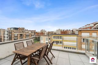 <p>Te koop: verzorgd appartement in het centrum van Koksijde, op korte wandelafstand van zee, duinen en openbaar vervoer.</p>
<p> </p>
<p>Dit appartement, gelegen in een recent gerenoveerd gebouw (geen aankomende kosten), biedt een prachtig zongericht terras met lateraal zeezicht en beschikt over één ruime slaapkamer. De ligging in de toeristische zone maakt het ideaal voor wie wil genieten van de kust en alle voorzieningen binnen handbereik.</p>
<p> </p>
<p>Belangrijkste ruimtes:<br />• Lichte woonkamer met toegang tot het terras<br />• Functionele keuken<br />• Ruime slaapkamer<br />• Badkamer met douche<br />• Inkomhal<br />• Berging<br />• Kelder<br />• Zongericht terras met lateraal zeezicht</p>
<p> </p>
<p>Troeven:<br />• Recent gerenoveerd gebouw – geen aankomende kosten<br />• Zongericht terras met lateraal zeezicht<br />• Eén ruime slaapkamer</p>
<p> </p>
<p>Neem vandaag nog contact op met je ERA-makelaar voor een bezoek.<br />058 51 23 23 of op arne@eraservimo.be</p>
<p> </p>
<p>JOUW DROOMAPPARTEMENT. ZO GEVONDEN!</p>