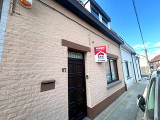 <strong>Gezellige woning met 2 slaapkamer en ruime tuin.<br /><br />Indeling</strong><br />gelijkvloers: inkomhal, ruime living, keuken, bijkeuken, badkamer, wasplaats/bureel/kamer<br />eerste verdiep: 2 slaapkamers<br /><br /><strong>Troeven:</strong>
<ul><li>ruime en diepe tuin</li><li>centrale ligging</li><li>alles op wandelafstand bereikbaar</li></ul>
Renovatieplicht