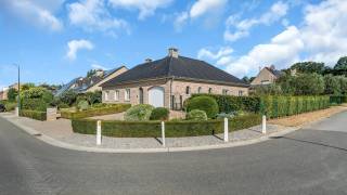Immo3000 heeft een zeer rustig gelegen en instapklare woning op een perceel 974 m2 te koop in Linden. De woning is voorzien van alle modern comfort. <br />De gelijkvloerse verdieping omvat een inkomhal met apart toilet, een lichtrijke en ruime woon- en eetkamer (37 m²) met annex keuken voorzien van alle nodige toestellen en een granieten werkblad. Zowel de leefruimte als de keuken geven via een schuifdeur rechtstreeks toegang tot het overdekte terras (21 m²) en de grote omheinde tuin. Ook de praktisch ingerichte wasplaats is functioneel met voldoende bergruimte en heeft ook een rechtstreekse toegang tot de tuin. De badkamer is voorzien van een bad, aparte douche, meubel met dubbele spoeltafel en toilet. Er zijn 3 slaapkamers (16 m², 13 m² en 8,5 m²).<br />De woning heeft een ruime kelder van 25 m², de rest van de woning is voorzien van een kruipkelder. De zolder is toegankelijk met een vaste trap en is volledig geïsoleerd en kan afgewerkt worden tot 2 bijkomende en volwaardige slaapkamers. Er is een inpandige garage met automatische sectionaalpoort. Via een aparte ingang is er toegang tot een carport voor een caravan of camper (20 m²) met aanpalend tuinhuis. De tuin is netjes onderhouden en volledig aangelegd, inclusief een vijvertje met aanpalend overdekt zithoekje waar je helemaal tot rust kan komen.<br />Door de centrale ligging zijn winkels, diensten (huisarts, dierenarts, tandarts, apotheek) en scholen vlot bereikbaar.<br /><br />Interesse? Contacteer ons vandaag nog voor een bezoek via 016/60.30.00 of info@immo3000.be en ontdek zelf het potentieel van deze woning.