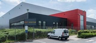 Uitstekend gelegen magazijn van 11.518m² met 866m² kantoor met verhard terrein van 9000m². Gelegen aan het knooppunt van diverse invalswegen. het is een ideale locatie voor diverse vormen van distributieactiviteiten. de site heeft een directe aansluiting op de E42 die alle grote steden in Wallonie met elkaar verbindt en ligt ook in de onmiddelijke nabijheid van de luchthaven Brussel Zuid Charleroi Airport.