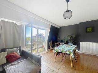 UCCLE, wijk Brugmann, dicht bij alle voorzieningen, charmante duplex van 98 m² op de 4e verdieping zonder lift. De indeling is als volgt: inkomhal, een volledig uitgeruste keuken (oven, kookplaten, afzuigkap, koelkast, diepvriezer), apart toilet, een slaapkamer van ±12 m², een woonkamer van ±23 m² die uitkomt op een terras op het zuiden van ± 8m², een badkamer (dubbele wastafel, aansluiting voor wasmachine). Op de bovenverdieping bevindt zich een slaapkamer van ±26 m². Kelder. Gemeenschappelijke kosten van 50€, inclusief gemeenschappelijke ruimtes en water. EPC-klasse G. Beschikbaar vanaf 31/08/2026. Afmetingen ter indicatie. <br /><br />
<p><u>Op de 4<sup>e</sup> verdieping</u>:</p>
<ul>
<li>Entree</li>
<li>Keuken (oven, kookplaten, afzuigkap, koelkast, vriezer)</li>
<li>Slaapkamer van ±12 m²</li>
<li>Aparte wc</li>
<li>Woonkamer ± 23 m²</li>
<li>Terras ± 8 m² op het zuiden</li>
<li>Badkamer (dubbele wastafel, aansluiting voor wasmachine)</li>
</ul>
<p><u>Op de 5<sup>e</sup> verdieping</u>:</p>
<ul>
<li>Slaapkamer van ± 26 m²</li>
</ul>
<p></p>
<p>Kelder</p>