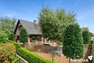 <p><span>Op zoek naar een woning waar </span><span>ruimte, gezelligheid en energiezuinig wonen</span><span> mooi samenkomen? Dan is deze smaakvol ingerichte gezinswoning in Hechtel-Eksel absoluut het ontdekken waard.</span></p><p><span>Binnen word je verwelkomd door een aangename woonkamer met </span><span>veel lichtinval, een mooie houten vloer en een gezellige speksteenkachel</span><span>. De ruime keuken sluit rechtstreeks aan op de leefruimte.</span></p><p><span>Ook praktisch zit het goed: op het gelijkvloers vind je een berging met wasruimte en een </span><span>inpandige garage</span><span>. Bovendien is de woning volledig onderkelderd (droge kelder, studs in de kelder ter ondersteuning van de kachel).</span></p><p><span>Boven zijn er maar liefst </span><span>5 slaapkamers</span><span>, waarvan één momenteel als dressing wordt gebruikt, en een gerenoveerde badkamer. Zowel de woonkamer als de master bedroom zijn voorzien van airconditioning. Extra bergruimte vind je op de zolder, bereikbaar via een vlizotrap.</span></p><p><span>Ook energetisch werden al heel wat belangrijke investeringen uitgevoerd. Zo beschikt de woning over </span><span>zonnepanelen en EPC-label B</span><span>. Het dak werd vernieuwd en geïsoleerd, de muren werden geïsoleerd en in 2016 werd nieuw glas geplaatst. Ook leidingen en afvoeren werden vernieuwd. De elektrische installatie wordt door de verkopers conform afgeleverd.</span></p><p><span>En dan is er nog de buitenruimte: een </span><span>verzorgde, volledig aangelegde voortuin en een groot en diep perceel</span><span> met volop mogelijkheden. Ook een grondwaterput is aanwezig.</span></p><p><span>Kortom: een verrassend ruime en sfeervolle gezinswoning met 5 slaapkamers, veel bergruimte, een sterk energetisch verhaal en vooral héél veel plaats binnen én buiten.</span></p><p><span> </span></p><p><span> </span></p><p><span>Bestuursmaatregelen in het maatregelenregister: nee</span><span> </span></p><p><span> </span></p>