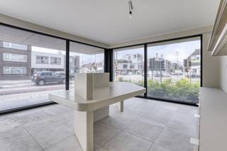 Dit nieuwbouw commercieel pand heeft een totale oppervlakte van ca. 117m². Het pand is heel energiezuinig (label A, E-peil 17). Er is ook een tuin van ca. 70m² en een terras van ca. 10m².Bij het pand zijn er ook 2 parkeerplaatsen in het gebouw beschikbaar. In de straat is er ook voldoende parkeergelegenheid voor de klanten. Indeling van het pand:- kantoor met aparte ingang (via de Godshuislaan)- kantoor/praktijkruimte - ingerichte badkamer- landschapsbureau met open keuken- berging- sanitair- inkomhal (via Brugsesteenweg)- technische ruimte- terras en tuin- beschikbaar: 2 privatieve staanplaatsen in het gebouw, voorzien om elektrisch te laden (apart aan te kopen)Verkoop onder btw-stelsel. Bent u op zoek naar bedrijfsvastgoed bestaande uit een kantoor te koop in Roeselare? Aarzel dan niet om ons te contacteren op het nummer 051 21 22 23.