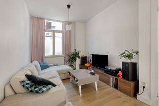 Welkom in deze verzorgde en instapklare stadswoning te koop aan Heembeemd 9 te Mechelen, waar comfort en functionaliteit hand in hand gaan. De woning werd in 2003 volledig gerenoveerd en is sindsdien steeds goed onderhouden.Indeling:Gelijkvloers:-InkomKnusse woonruimte met eetkamer-Keuken met eiland-TerrasEerste verdieping:-Badkamer-1 slaapkamerTweede verdieping:-2 slaapkamersTroeven:-Volledig gerenoveerd in 2003-3 volwaardige slaapkamers-Gezellige, onderhoudsvriendelijke buitenruimte-Geen asbest aanwezig-Kelder-Instapklaar-Ideaal als starterswoning of investering-Centrale ligging nabij alle voorzieningenDankzij de instapklare staat en het beperkte onderhoud is deze woning een uitstekende opportuniteit voor wie op zoek is naar een eerste eigen woning of een interessante investering.Maak snel je afspraak met Dewaele vastgoed te Mechelen.Bestuursmaatregelen in het maatregelenregister: neeDeze AI-visualisaties zijn bedoeld als inspiratie. Er werd geen rekening gehouden met technische specificaties, stedenbouwkundige voorschriften of de concrete mogelijkheden tot realisatie.