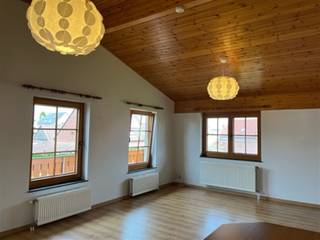 <p><span>Dit instapklaar appartement is gelegen in het hartje van Oelegem.</span></p><p><span> </span></p><p><span>Via een privé trap hebt u toegang tot het appartement.</span></p><p><span>Het appartement bestaat uit:</span></p><p><span>- Inkomhal </span></p><p><span>- Toilet met handwasser</span></p><p><span>- Ruime leefruimte met open keuken, aansluitend gezellig terras</span></p><p><span>- Berging met wasmachine en droogkast aansluiting</span></p><p><span>- slaapkamer</span></p><p><span>- Badkamer met dubbele lavabo, douche & bad</span></p><p><span> </span></p><p><span>Tevens een ruime opbergzolder, bereikbaar via de berging.</span></p><p><span> </span></p><p><span>Verder is er nog een fietsenberging & privé autostaanplaats aanwezig. </span></p>