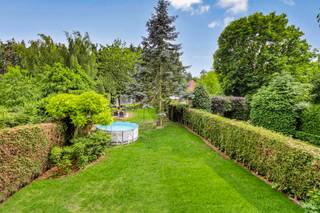 Deze woning biedt een ruime en praktische indeling op een perceel van 924 m². Met een lichtrijke leefruimte, een open keuken uitgerust met alle...