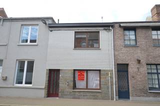 Goed gelegen te renoveren woonhuis met zonnige koer.Indeling:Inkomhall, afzonderlijk toilet, woonkamer, ruime keuken, veranda, berging, badkamer met...