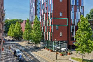 <p>This 17m² swo student room (with rent guarantee) is located on the third floor of the Waterview residence on Engels Plein in Leuven. This student residence is one of a kind. The location is extremely convenient for students, just 1 km from Leuven station and within walking distance of the city centre. The vibrant neighbourhood along the Vaartkom also offers plenty of leisure facilities, restaurants, shops and green spaces to meet all the needs of today’s student.<br /><br />The student room features a pleasant living area and a separate bathroom equipped with a washbasin, shower and toilet. There is also a large communal roof garden, bicycle storage, etc. <span>The spacious communal area, shared with 8 residents, is fitted with a fully equipped kitchen.<br /><br /></span><span>The residence is fully managed by KU Leuven, so as an investor you need not worry about letting, management or maintenance.<br /><br /></span><span>Don’t miss this opportunity and request further information, with no obligation, about your hassle-free investment in one of Leuven’s most iconic locations.<br /><br />Rental income: €745 per quarter (rental guarantee)<br /></span></p>