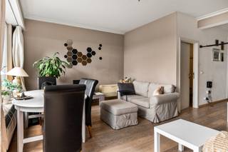 <p><span>Op een uitstekende locatie aan de Italiëlei 98 bevindt zich deze aangename studio met een schitterend uitzicht over Antwerpen. Dankzij de grote raampartijen baadt de leefruimte de hele dag in natuurlijk licht, wat zorgt voor een ruimtelijk en aangenaam woongevoel.</span></p>
<p><span>De studio straalt warmte uit dankzij de mooie houten parketvloer en beschikt over een praktische halfopen keuken die naadloos aansluit op de leefruimte. De doordachte indeling benut de beschikbare ruimte optimaal en creëert een comfortabele woonomgeving.</span></p>
<p><span>Met winkels, restaurants, openbaar vervoer en het historische stadscentrum op wandelafstand geniet u van een topligging in het bruisende hart van Antwerpen. Tegelijk komt u thuis in een oase van licht, rust en een prachtig panoramisch uitzicht over de stad.</span></p>
<p><span><strong>Troeven<br /><br /></strong>- Gunstig EPC<br />- AREI = conform<br />- Veel licht <br />- Prachtig uitzicht over Antwerpen<br />- Ideaal als investering of eerste woning<br />- Gemeenschappelijke fietsenstalling<br />- Kelderberging<br /><br /><strong></strong>Attesten (EPC, asbest, EK) zijn beschikbaar via onze website: https://jamar.immo/<br /><br />Vg, Wg, Gvkr, Gmo, Gvv, geen overstromingsgevoelig gebied, geen worg<br /></span></p>