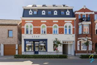 TE KOOP - nieuwbouwappartementen in Zele. Kiezen voor Residentie Star is kiezen voor modern wonen met ruime zuidgerichte terrassen.Tegelijk geniet je van een topligging vlakbij het station van Zele en op fiets/wandelafstand van het centrum van Zele met alle winkels en scholen.<br /><br />Residentie Star is een kleinschalig project bestaande uit 3 moderne en energiezuinige nieuwbouwappartementen met 2 slaapkamers en een handelsruimte gelijkvloers (reeds verkocht : luxe segment dus geen overlast voor medebewoners)<br />Achteraan is er de mogelijkheid om een autostaanplaats aan te kopen. <br /><br />Aankoop onder 6% btw mogelijk! <br />Contacteer Bernhard 0476 022 089 - bernhard@cornelis-goeman.be