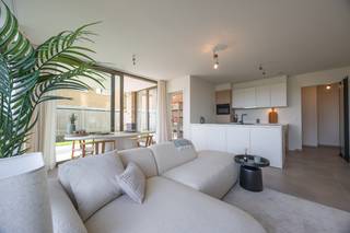 Ontdek dit recent opgeleverde en volledig instapklare nieuwbouwappartement in de stijlvolle <strong>Residentie</strong> <strong>Odrada</strong>, ideaal gelegen aan de Westendelaan in Middelkerke. Dankzij de rustige ligging, op wandelafstand van het strand, het nieuwe casino, winkels, restaurants en openbaar vervoer, geniet u hier van een perfecte combinatie van comfort, rust en een bruisende kustomgeving.<br /><br />Het appartement bevindt zich op het <strong>gelijkvloers</strong> en biedt een bewoonbare oppervlakte van <strong>82m²</strong>. De lichtrijke leefruimte met grote raampartijen sluit naadloos aan op het <strong>terras </strong>, waar u in de avond van de zon kunt genieten.<br /><br />De <strong>volledig uitgeruste open keuken</strong> is afgewerkt met kwalitatieve materialen en voorzien van alle hedendaagse toestellen. Verder beschikt het appartement over <strong>twee</strong> <strong>slaapkamers</strong>, een stijlvolle badkamer met <strong>inloopdouche</strong> <strong>en<strong> </strong>dubbele</strong> <strong>wastafel</strong>, een apart gastentoilet en een twee praktische bergingen.<br /><br />Ook aan extra comfort werd gedacht: bewoners kunnen gebruikmaken van een <strong>gemeenschappelijke fietsenberging</strong> en dankzij het uitstekende <strong>EPC</strong>-<strong>label A</strong> geniet u van een energiezuinige en toekomstgerichte woonst.<br /><br />Dit appartement is niet alleen een <strong>ideale vaste woonst of tweede verblijf</strong> aan zee, maar vormt ook een interessante <strong>vastgoedinvestering</strong>. De verkoop gebeurt onder het 21% btw-stelsel, al kan – mits voldaan aan de wettelijke voorwaarden – ook het <strong>verlaagde btw-tarief van 6%</strong> van toepassing zijn.<br /><br /><u>De aankoop van een ondergrondse staanplaats is verplicht, de aankooprijs hiervan is 36.000,- euro exclusief kosten!</u><br /><br /><strong>Troeven:</strong>
<ul>
<li>Nieuwbouw</li>
<li>Zuidgericht terras met tuin</li>
<li>EPC A</li>
<li>Topligging</li>
<li>6% btw mogelijk</li>
</ul>
Bent u op zoek naar een energiezuinig, kwalitatief afgewerkt nieuwbouwappartement op een toplocatie aan de Belgische kust? Neem vandaag nog contact met ons op voor een bezoek en ontdek zelf alles wat dit prachtige appartement te bieden heeft.