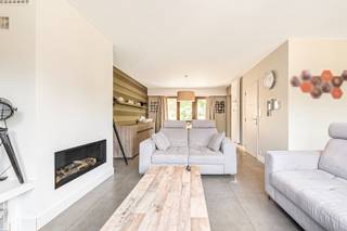 Deze instapklare woning heeft enorm veel troeven waardoor het de ideale gezinswoning is. De indeling van de woning is als volgt: inkomhal met gastentoilet, aparte berging/wasplaats, inpandige garage met deur naar buiten toe. Op de 1e verdieping bevindt zich de aangename leefruimte in L vorm met ingebouwde gashaard, aparte keuken voorzien van toestellen en kastruimte, schuifraam naar het terras toe op de verdieping. Op de 2eV zijn er 2 grote slaapkamers aanwezig en een kinderkamer, badkamer met comb. ligbad/douche, lavabo en toilet. Buiten: overdekt terras, leuke zuid-tuin met voldoende privacy, tuinhuis met extra terras, 2 parkeerplaatsen vooraan.<br />Extra's: zonnepanelen (met certificaten van 450 euro, 2x per jaar nog twee jaar lang), elektriciteit conform, dak vernieuwd, gascondensatieketel met slimme thermostaat volledig vernieuwd in 2021. Zeer rustig gelegen in en uit het centrum!