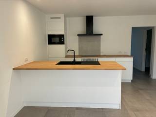 <p><strong>Wielsbeke: zeer ruim en energiezuinig appartement te huur.</strong><br /> </p>

<p>Ben je op zoek naar een uitzonderlijk ruim en instapklaar appartement? Dit volledig gerenoveerde appartement in Wielsbeke combineert ruimte, comfort en energiezuinig wonen op een unieke manier.<br />Met een bewoonbare oppervlakte van maar liefst <strong>205 m²</strong> biedt dit appartement alles voor comfortabel en modern wonen. Het appartement werd in <strong>2025 volledig gerenoveerd</strong> en beschikt over een <strong>energiezuinig EPC-label A</strong>, wat resulteert in een lage energiekost en optimaal wooncomfort. Bij het appartement horen ook 2 staanplaatsen.<br /><br /><strong>Kangoeroewonen </strong>is hier perfect mogelijk, aangezien het appartement ruim is opgezet en beschikt over twee afzonderlijke leefruimtes, twee badkamers en maar liefst vier slaapkamers. Dankzij deze indeling kunnen twee gezinnen of generaties comfortabel samenwonen, terwijl iedereen toch voldoende privacy en eigen ruimte behoudt.</p>

<p><br /><u>Indeling:</u><br />Inkomhal, gastentoilet, ruime en open woonkamer met veel lichtinval, volledig uitgeruste en open keuken, technische berging, wasberging, badkamer met dubbele wastafel, bad/douche en toilet, 4 slaapkamers, badkamer met dubbele wastafel en bad/douche, wasberging, apart toilet, technische berging, tweede ruime woonkamer en een terras.<br /><br /><br /><u>Troeven:</u></p>

<ul><li>Volledig gerenoveerd in 2025</li><li>Heel ruim: oppervlakte van 202 m²</li><li>Energiezuinig - EPC A</li><li>Instapklaar</li></ul>

<p><br /><strong>Heb je interesse in dit zeer ruim appartement? Neem dan zeker contact op met ERA Bossuyt voor meer info of een bezoek - 056/61.10.10.</strong></p>