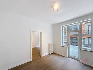 <p>BRUSSELS, right in the city centre, between the Stock Exchange and Rue du Midi, on a quiet street, close to public transport and numerous shops, a 2-bedroom flat + study offering approximately 94m² of living space, comprising a living room of approximately 13.5m², a fully fitted kitchen (oven, hobs, extractor hood, fridge-freezer, dishwasher, washing machine connection), a bedroom of approx. 13.5m², a hallway leading to the bedrooms, a separate toilet, a bathroom (bath, washbasin), a study of approx. 9m² with storage, and a bedroom of approx. 9m² with storage. Service charges of €140/month (communal areas, lift, heating). Available 01/09/2026! Energy performance rating: D. Dimensions are for guidance only.</p>
<p><u>On the 1<sup>st</sup> floor</u>:</p>
<ul>
<li>Living room of approx. 13.5m² (3.4 x 3.8)</li>
<li>Fully fitted kitchen with breakfast bar (oven, hobs, extractor hood, fridge/freezer, dishwasher, washing machine connection)</li>
<li>Bedroom of approx. 14.5m² (3.2 x 4.5)</li>
<li>Hallway with separate toilet</li>
<li>Bathroom (bath, washbasin)</li>
<li>Bedroom of approx. 9m² with storage (3.4 x 2.6)</li>
<li>Study of approx. 9m² with storage (3.4 x 2.6)</li>
</ul>
<p>Service charge: €140/month (communal areas, lift, heating)</p>