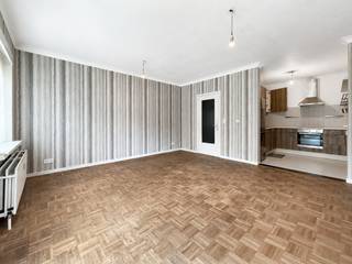 INSTAPKLAAR appartement met ondergrondse, AFGESLOTEN STAANPLAATS en APARTE BERGING, met een vlotte verbinding naar het CENTRUM VAN OUDENAARDE. Het gebouw is voorzien van CONFORME ELEKTRISCHE INSTALLATIE, HOOGRENDEMENTSBEGLAZING en DAKISOLATIE, terwijl de CENTRALE VERWARMING OP AARDGAS in 2020-2021 werd vernieuwd. Het appartement beschikt over een lichtrijke leefruimte met MODERN INGERICHTE KEUKEN, ruime slaapkamer en RECENT VERNIEUWDE BADKAMER. De afgesloten, ondergrondse autostaanplaats en afzonderlijke bergruimte zorgen voor extra praktisch comfort. Buiten geniet u van een aangename omgeving waar het heerlijk tot rust komen is. De ligging vormt bovendien een mooie troef: het centrum van Oudenaarde is vlot bereikbaar MET DE WAGEN OF FIETS, terwijl NATUURDOMEIN ’T SPEI, de JACHTHAVEN en de SCHELDE zich vlakbij bevinden. Dankzij de SNELLE AANSLUITING OP DE N60 bereikt u ook Ronse en GENT bijzonder vlot.<br /><br />Adres: Desiré Waelkensstraat 61 te Oudenaarde<br /><br />Geen renovatieplicht; P-score: A, G-score: A; Bestuursmaatregelen in maatregelenregister: neen; Vrij bij akte.