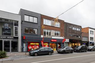 OPGELET: HET GAAT OVER DE HELFT VAN HET HUIDIGE KRUIDVAT!<br />Bent u op zoek naar een goede investering met een interessant rendement? Dan is dit misschien iets voor u.<br />Het handelspand dat verkocht wordt, bevindt zich op de Bredabaan 341. De winkelketen Kruidvat huurt dit samen met het naburige handelspand op nr 339. De vernieuwde handelshuur van nr 341 loopt sinds 12/01/2025. De huidige huurprijs hiervoor bedraagt 44.000 euro per jaar.<br />Troeven:<br />- Verhuurd aan Kruidvat, één van de sterkste retailketens in België<br />- Lopende handelshuur sinds begin dit jaar<br />- Zeer gunstig rendement<br />- Toplocatie in Brasschaat<br />Lijkt deze investering iets voor u? Neem dan snel contact op met ons kantoor op 03 360 85 30.