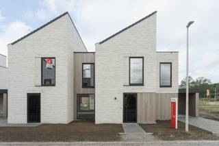 In een nieuwe en familievriendelijke woonwijk in Evergem realiseert Danneels een ruime gezinswoning in moderne bouwstijl op het lot 41.<br />Deze woning biedt 193 m² woonruimte met o.m. een lichtrijke woonkamer, ingerichte eilandkeuken en badkamer, 4 ruime slaapkamers, veel bergruimte, een omheinde tuin met terras, oprit en carport.  <br /><br />Het zeer lage E-peil 9 zorgt voor een lagere energiefactuur en je woont energie-efficiënt dankzij een geothermische warmtepomp, vloerverwarming, zonnepanelen en een ventilatiesysteem met warmterecuperatie.<br /><br /><span>Danneels werkt jouw nieuwe woning sleutel-op-de-deur voor je af, incl. terras, oprit en tuinomheining. Voor een vaste prijs en tegen een afgesproken einddatum. Jij kiest de keuken- en badkamerinrichting, vloer- en wandtegels bij onze partners. Onze klantenbegeleider staat voor je klaar met advies op maat. </span>