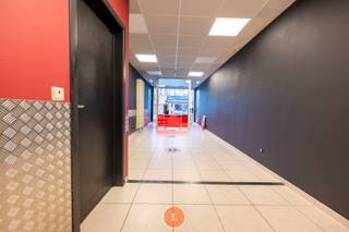 Dit ruime pand is ideaal gelegen nabij diverse voorzieningen. Het pand biedt een veelzijdige indeling, geschikt voor zowel commercieel...