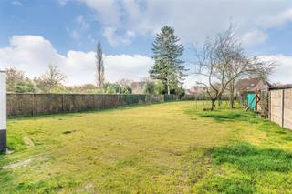 <p><span>Instapklare woning te Lanaken</span></p><p><span> </span></p><p><span>Nabij het centrum van Lanaken en op een steenworp afstand van Domein Pietersheim kan u deze gerenoveerde woning terugvinden. De woning dateert van 1954 en heeft de afgelopen jaren een totaalrenovatie ondergaan. Er zijn 3 slaapkamers, 2 badkamers en 2 toiletten aanwezig. De woning ligt op een perceel van 11a73ca dat zuidwest georiënteerd is. Tot slot is de woning op enkele autominuten verwijderd van de Nederlandse grens met Maastricht. </span></p><p><span> </span></p><p><span>Volgende vernieuwingen zijn reeds gedaan: </span></p><p><span>- De woning is volledig gestript; </span></p><p><span>- leidingen elektriciteit, gas en water zijn vernieuwd; </span></p><p><span>- de eigenaar heeft nieuwe radiatoren geplaatst;</span></p><p><span>- nieuwe keuken en badkamers;</span></p><p><span>- men heeft het gras geëgaliseerd;</span></p><p><span>- aanpassingen i.f.v. verbeteren energiezuinigheid: vloeren voorzien van isolatie, plaatsing hoogrendementsketel en plaatsing raampartijen met driedubbel glas.</span></p><p><span> </span></p><p><span>Pluspunten van de woning: </span></p><p><span>- De woning ligt in een verzorgde, rustige en kindvriendelijke woonwijk naast Domein Pietersheim;</span></p><p><span>- goede verbinding met Lanaken centrum, Maasmechelen, Zutendaal en Maastricht (NL); </span></p><p><span>- vernieuwingen: volledig gestript, leidingen (elektriciteit, gas en water), radiatoren, badkamers, keuken, achtertuin, vloeren, verwarmingsketel ...;</span></p><p><span>- grondoppervlakte van 11a73ca; </span></p><p><span>- de tuin is zuidwest georiënteerd;</span></p><p><span>- de woning telt 3 slaapkamers, 2 badkamers en 2 toiletten; </span></p><p><span>- veel natuurlijk lichtinval door groot aantal raampartijen;</span></p><p><span>- EPC label C = geen renovatieverplichting; </span></p><p><span>- conform keuringsverslag elektriciteit; </span></p><p><span> </span></p><p><span>Wilt u de woning bezoeken of wenst u meer informatie te ontvangen? Neem dan gerust contact op via Iris@jemar.be of 0483110875.</span></p>