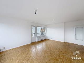 <p><b><span>ETTERBEEK: Located next to Cinquantenaire Park and Montgomery, renovated 2-bedroom apartment of ±83 m² on the 5th floor with lift. The apartment comprises an entrance hall with cloakroom, toilet, shower room with washing machine connection, fully equipped kitchen (oven, hob, extractor hood, fridge, freezer and dishwasher), living room ±26 m² with a west-facing balcony of ±6 m², 2 bedrooms (±9 m² and ±13 m²), and cellar no. 99 on level -2. Charges: €280/month advance payment, including common areas, hot water, cold water and heating. EPC: B- Available immediately.</span></b></p>
<p><span> </span></p>
<p><u><span>On the 5th floor with lift:</span></u></p>
<ul>
<li><span>Entrance hall with cloakroom</span></li>
<li><span>Toilet</span></li>
<li><span>Shower room with washing machine connection</span></li>
<li><span>Fully equipped kitchen (oven, hob, extractor hood, fridge, freezer and dishwasher)</span></li>
<li><span>Living room ±26 m² with a west-facing balcony ±6 m²</span></li>
<li><span>Bedroom ±9 m²</span></li>
<li><span>Bedroom ±13 m²</span></li>
</ul>
<p><span> </span></p>
<p><b><span>Cellar n°99</span></b></p>