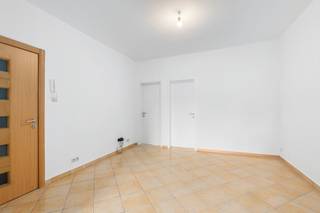 [[ DIT PAND NEEMT DEEL AAN DE ERA OPEN HUIZEN DAG OP 19/9 VAN 14:30 TOT 15:30 ]] 
<p>Ruime gezinswoning in het centrum van Vilvoorde, nabij openbaar vervoer, scholen en alle faciliteiten.</p><p><br /></p><p>Deze gesloten bebouwing combineert een centrale ligging met verrassend veel ruimte en een praktische indeling voor een groot gezin. Dankzij de ligging vlak bij het station, invalswegen, scholen en winkels geniet u hier van een vlotte dagelijkse mobiliteit. Ook parken en het water bevinden zich in de nabije omgeving, wat bijdraagt aan een aangename woonomgeving. Bovendien is er geen energetische renovatieverplichting dankzij het EPC-label D.</p><p><br /></p><p>Ter info: De woning is onbewoonbaar verklaard. Voor meer info gelieve ons telefonisch te contacteren op 02 270 90 75.</p><p><br /></p><p>Belangrijkste ruimtes:</p><p>• Ruime woonkamer (30,2 m²) met veel mogelijkheden als gezellige leefruimte</p><p>• Tweede woonkamer (21,8 m²) ideaal als extra zithoek of multifunctionele ruimte</p><p>• Derde woonkamer (21,7 m²) met aangename lichtinval</p><p>• Grote keuken (27,6 m²) met plaats voor een eetruimte</p><p>• Extra keukenruimtes voor praktische indeling en flexibiliteit</p><p>• Polyvalente ruimte (9,8 m²) geschikt als bureau, hobbyruimte of speelkamer</p><p>• Vier slaapkamers, waaronder een ruime slaapkamer van 22,8 m²</p><p>• Drie badkamers voor extra comfort binnen het gezin</p><p>• Koer (11,7 m²) als onderhoudsvriendelijke buitenruimte</p><p>• Kelder (26,6 m²) met extra bergruimte</p><p><br /></p><p>Troeven:</p><p>• Ruime eengezinswoning met veelzijdige indeling</p><p>• Centraal gelegen nabij station, scholen, park en openbaar vervoer</p><p>• Geen energetische renovatieverplichting dankzij EPC D</p><p><br /></p><p>Neem vandaag nog contact op met je ERA-makelaar voor een bezoek.</p><p><br /></p><p>JOUW DROOMHUIS. ZO GEVONDEN!</p>