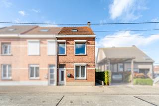<p>Charmante halfopen woning in Dendermonde met ruime tuin en vlotte bereikbaarheid.</p>

<p>Deze halfopen bebouwing is gelegen in een aangename woonkern in Dendermonde, vlakbij scholen, openbaar vervoer, het treinstation en belangrijke invalswegen. De woning combineert een praktische ligging met comfortabele leefruimtes en een gezellige tuin. De recente ruime keuken vormt samen met de vernieuwde badkamer een grote meerwaarde voor wie op zoek is naar een instapklare woning. Dankzij de ruime kamers geniet u hier van veel wooncomfort voor het hele gezin. Extra handig zijn de parkeermogelijkheden voor de deur en de groene omgeving in de buurt.</p>

<p>Belangrijkste ruimtes:<br />• Inkomhal met toegang tot de leefruimtes.<br />• Ruime woonkamer (25 m²) met aangename lichtinval.<br />• Recente volledig ingebouwde keuken (20 m²) met inductiekookplaat, oven, combi-oven, vaatwasser, ontbijthoek en ingemaakte kasten.<br />• Praktische bergingen voor extra stockage.<br />• Badkamer (4 m²) met dubbele lavabo, inloopdouche en toilet.<br />• Slaapkamer (12 m²).<br />• Ruime slaapkamer (25 m²).<br />• Slaapkamer (15 m²).<br />• Gezellige tuin (210 m²) met voldoende buitenruimte om te ontspannen.</p>

<p>Troeven:<br />• Goede ligging nabij winkels, scholen, openbaar vervoer en invalswegen.<br />• Recente ruime keuken en vernieuwde badkamer.<br />• Gezellige tuin en parkeermogelijkheden voor de deur.</p>

<p>Neem vandaag nog contact op met je ERA-makelaar voor een bezoek. JOUW DROOMHUIS. ZO GEVONDEN!</p>