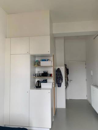 Deze moderne studio is gelegen in een rustige straat van de studentenbuurt. Zijstraat van de Lange Nieuwstraat en Kipdorp. 500 m gelegen van de Meir. Alle scholen op wandel/fietsafstand.<br /><br />2 gemeenschappelijke keukens, fietsenstalling en kelder.<br />Kot gelegen op 2de verdieping.<br />Kamer is voorzien van conceptmeubel met bureau en boekenrek, bed, kleerkast en ijskast.<br />Sanitaire unit op de kamer bestaat uit douche, toilet en lavabo.<br />€57 vaste kosten/maand.<br />Enkel voor studenten.