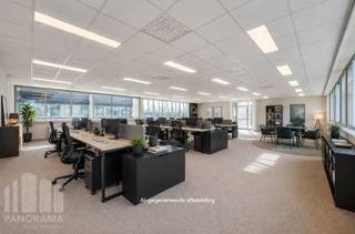 Bureaux prêts à l'emploi de 454 m² à louer, exceptionnellement faciles d'accès, idéalement situés grâce à la connexion directe avec l'autoroute R4 à seulement 1 km. Cette connexion permet un accès facile vers Eeklo, Gand-Zeehaven, l'E40 (Bruxelles/Ostende-Bruges) et l'E17 (Gand-Anvers), rendant le bureau très accessible à une distance de conduite d'environ 5 minutes.<br /><br />Les espaces de bureaux font partie du prestigieux Axxes Business Park Building E, un complexe de haute qualité offrant de nombreuses facilités. Le parc dispose de salles de réunion, d'un restaurant, de douches, de vestiaires et d'installations sportives, ce qui contribue à créer un environnement de travail agréable. Un local à vélos est également disponible. De plus, le parc est situé dans un environnement verdoyant. Le bâtiment est également certifié BREEAM avec une note « Very Good » et ne génère aucune émission de carbone.<br /><br />Le bâtiment offre de nombreuses possibilités de stationnement avec un ratio favorable d'une place pour 26 m². En outre, 58 bornes de recharge sont disponibles pour les véhicules électriques. L'espace de bureau est disponible immédiatement. D'autres surfaces de bureaux sont également disponibles !<br /><br />Vous êtes intéressé ? Contactez dès aujourd'hui PANORAMA B2B GENT KANTOREN pour de plus amples informations ou pour une visite de chantier sans engagement au 0477 44 39 30.