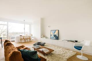 Op een uitstekende locatie aan de Groenenborglaan 201 in Wilrijk vindt u dit appartement op de 4de verdieping, dat binnenkort volledig zal worden gerenoveerd. Dankzij de brede raampartijen en de verhoogde ligging geniet u van veel lichtinval én een prachtig open zicht; ideaal om helemaal tot rust te komen en volop van de zon te genieten op uw zuidgericht balkon van 9 m².<br /><br />Het pand van 95 m² is praktisch ingedeeld met twee volwaardige slaapkamers, een badkamer, een apart toilet, een berging en een aparte wasruimte, waardoor u vlot wonen en eventueel thuiswerken kan combineren. De geplande renovatie zal worden uitgevoerd met kwaliteitsvolle materialen en maatwerk, met onder meer eiken parket en een volledig ingerichte keuken. Als koper krijgt u bovendien de mogelijkheid om nog inspraak te hebben in de afwerking en materiaalkeuzes, zodat u het appartement volledig naar eigen smaak kan personaliseren.<br />Afwerkingstermijn mogelijk eind mei bij het maken van vlugge beslissingen.<br /><br />De gebruikte foto’s zijn van een identiek gelijkaardig appartement in hetzelfde gebouw, dat recent door dezelfde ontwikkelaar werd gerenoveerd. Ze geven een realistisch beeld van de beoogde afwerkingsgraad en uitstraling. Dit appartement zal een gelijkaardige look & feel krijgen, waarbij de uiteindelijke afwerking nog in samenspraak kan worden bepaald.<br /><br />De ligging is erg vlot bereikbaar, en dankzij de ondergrondse autostaanplaats en berging parkeert u altijd veilig en dichtbij (staanplaats apart aan €22.000), met maandelijkse kosten van ca. €250. Dit maakt het pand bijzonder geschikt voor wie op zoek is naar toekomstig instapklaar wooncomfort op maat.