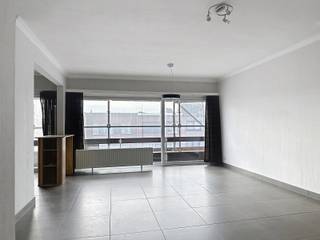 <p><span>Op zoek naar een comfortabel en energiezuinig appartement op een rustige ligging, maar toch op wandelafstand van het centrum? Dit instapklare appartement combineert een aangename leefruimte met twee slaapkamers, een privatieve kelder én een garagebox.</span></p>
<p><span>Het appartement bevindt zich op de </span><strong><span>tweede verdieping van een kleinschalige residentie</span></strong><span> en geniet van een rustige woonomgeving.</span></p>
<p><span>Bij het binnenkomen kom je in de inkomhal, die toegang geeft tot de </span><strong><span>lichtrijke living met open keuken</span></strong><span>. De open indeling zorgt voor een aangename en praktische leefruimte.</span></p>
<p><span>Via de nachthal bereik je de </span><strong><span>twee slaapkamers</span></strong><span>, waarvan één beschikt over een </span><strong><span>praktische dressing</span></strong><span>. Daarnaast is er een verzorgde badkamer en een </span><strong><span>apart toilet</span></strong><span>.</span></p>
<p><span>Extra troeven zijn de </span><strong><span>privatieve kelderberging</span></strong><span> in de ondergrondse verdieping en de </span><strong><span>garagebox achter het gebouw</span></strong><span>, ideaal voor wie extra bergruimte of een veilige parkeerplaats wenst.</span></p>
<p><span>Ook op energetisch vlak zit je hier goed. Dankzij verschillende recente investeringen, waaronder een </span><strong><span>geïsoleerd dak, nieuw buitenschrijnwerk en een condenserende verwarmingsketel</span></strong><span>, beschikt het appartement over een </span><strong><span>EPC-label B</span></strong><span>.</span></p>
<p><strong><span>Troeven op een rij:</span></strong></p>
<ul>
<li><span>Rustige woonomgeving</span></li>
<li><span>Op wandelafstand van het centrum</span></li>
<li><span>Instapklaar</span></li>
<li><span>2 slaapkamers</span></li>
<li><span>Slaapkamer met dressing</span></li>
<li><span>Living met open keuken</span></li>
<li><span>Badkamer + apart toilet</span></li>
<li><span>EPC-label B</span></li>
<li><span>Geïsoleerd dak</span></li>
<li><span>Nieuw buitenschrijnwerk</span></li>
<li><span>Condenserende verwarmingsketel</span></li>
<li><span>Privatieve kelder</span></li>
<li><span>Garagebox achter het gebouw</span></li>
<li><span>Kleinschalige residentie</span></li>
<li><span>Algemene onkosten: </span><strong><span>€75/maand</span></strong></li>
</ul>
<p><span>Een aangenaam en energiezuinig appartement met alles wat je nodig hebt voor comfortabel wonen, op een rustige locatie dichtbij het centrum.</span></p>
<p><span></span></p>