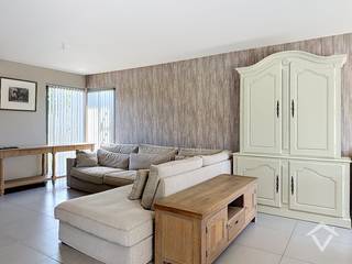 Deze alleenstaande woning is gelegen in De Mokker en bestaat uit: 2 opritten met plaats voor 4 auto's - inkomhal - toilet - bureauruimte - living - keuken - wasplaats - berging - terras - tuin - ruime garage - nachthal - 3 slaapkamers - badkamer - zolder. <br /><br />EPC B<br /><br />Vrij 1/09/2026. Huurprijs 1195 €/mnd