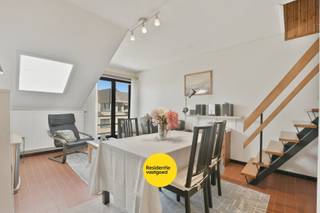 Op zoek naar een instapklaar tweede verblijf aan zee of een slimme investering? Dit lichtrijke appartement op de tweede verdieping in Vosseslag (De Haan) combineert rust, comfort en een topligging op wandelafstand van strand, bos en tramhalte.<br /><br />Het appartement, gebouwd in 1980 en met een bewoonbare oppervlakte van 65 m², werd reeds deels gerenoveerd: het dak en de veluxramen werden vernieuwd in 2021 en elk appartement beschikt over een aparte boiler. Dankzij het gunstige EPC-label B (169 kWh/m² jaar) is er geen renovatieplicht. Bovendien is het pand asbestveilig. <br /><br />De gezellige woonkamer geniet van veel lichtinval via een dubbel raam en velux en geeft toegang tot de afgewerkte zolderverdieping, ideaal als extra slaap- of bergruimte. De ingerichte keuken beschikt over alle nodige toestellen. Verder zijn er een badkamer met ligbad en aansluiting voor wasmachine, een apart toilet en een ruime slaapkamer met toegang tot het balkon.<br /><br />Er is geen lift aanwezig in het gebouw. De gemeenschappelijke doorgang biedt plaats voor fietsen (met voorziene haken).<br /><br />Neem voorsprong met een vrijblijvende en gratis schatting van uw eigendom via:<br />http://www.residentievastgoed.be/gratisonlineschatten