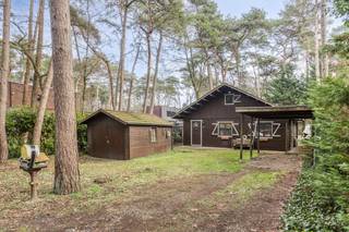 Indeling als volgt:- Inkom op tegelvloer.- Leefruimte opgedeeld in eet- en zithoek. Voordien kende deze leefruimte een andere indeling: de zithoek diende als slaapkamer, doch door het weghalen van de muur hier is er nu een grotere &amp; lichtere woonkamer.- Keuken voorzien van een gaskookvuur met dampkap, dubbele spoelbak, oven, losse koelkast &amp; microgolf.- Badkamer met douche, lavabo en toilet.- Via de wasplaats met achterinkom geeft toegang tot de bovenverdieping.De bovenverdieping is volledig in gebruik als zijnde één slaapkamer. Bijzonderheden:- Perceel 552m², bebouwde oppervlakte 65m², bruikbaar vloeroppervlak volgens EPC: 97m².- BJ: 1988- EPC: D-label, elektriciteit conform gekeurd, asbestattest in aanvraag.- Verwarming op propaangas, pelletkachel ter overname.- Permanent wonen toegelaten onder voorwaarden. Tuinberging &amp; carport niet vergund. Interesse om in het groen te wonen? Vraag je bezoek via veerle.pierar@dewaele.com of 03/369.42.50.(ver-)Kopen of (ver-)huren in de Noorderkempen?Met vragen kan u altijd bij ons terecht! Dewaele Vastgoed