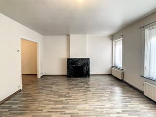 Appartement prêt à emménager à louer situé dans un emplacement central dans le centre-ville de Courtrai. Disposition :1er étage. : - hall...